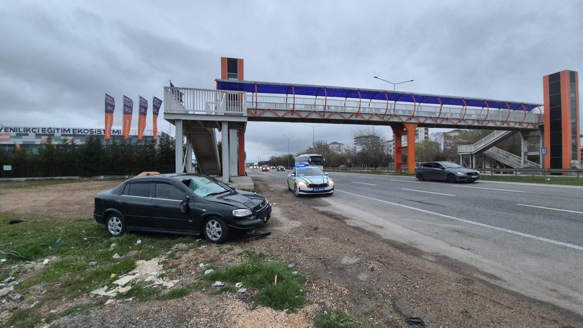 Üst geçide 20 metre mesafede otomobilin çarptığı yaya öldü