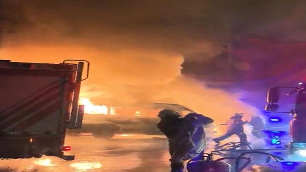 Sarıyer’de korkutan yangın! Minibüsten sıçrayan alevler iş yerini sardı