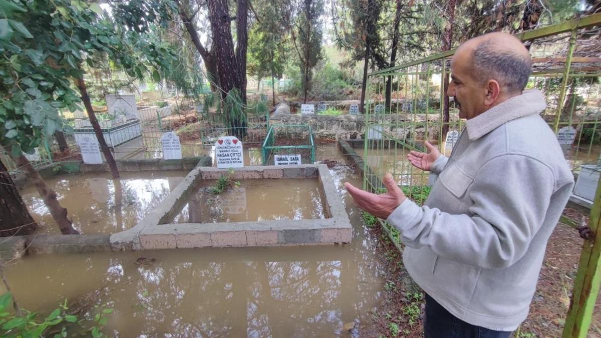 Adana'da mezarlık sular altında kaldı, vatandaşlar mezara poşetle girdi