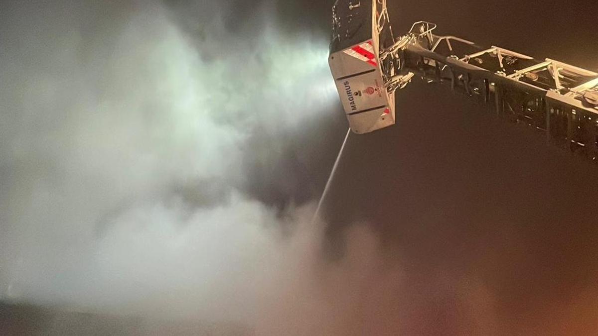 İstanbul'da alevli gece: 2 katlı bina yangına teslim oldu