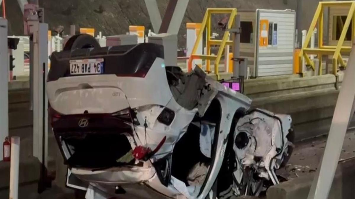 Gişelere çarpıp takla attı: Pendik'te 2 yaralı