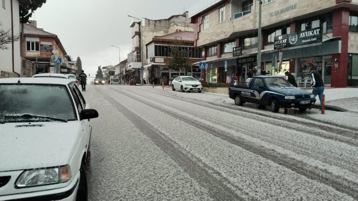 Denizli’ye mart ayında kar düştü! Beyaz örtü oluştu