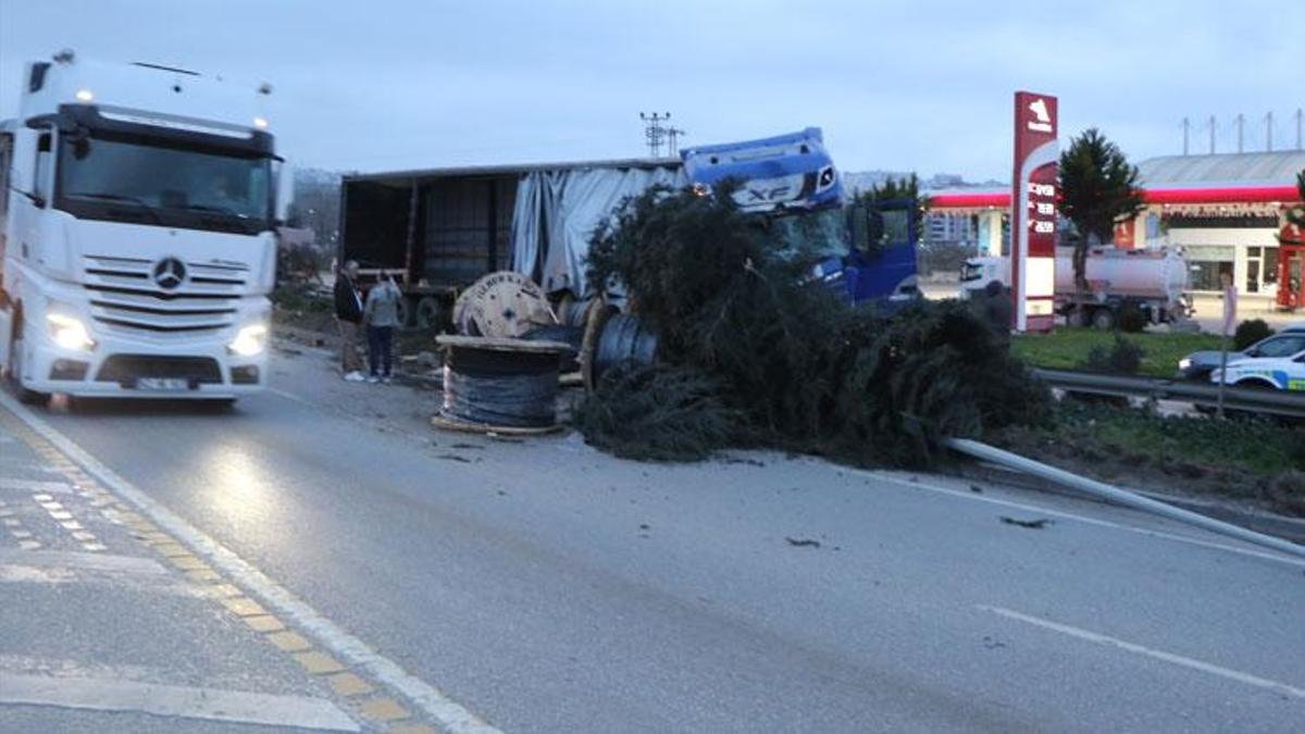 Samsun’da freni boşalan TIR, 4 araca çarpıp elektrik direğini devirdi