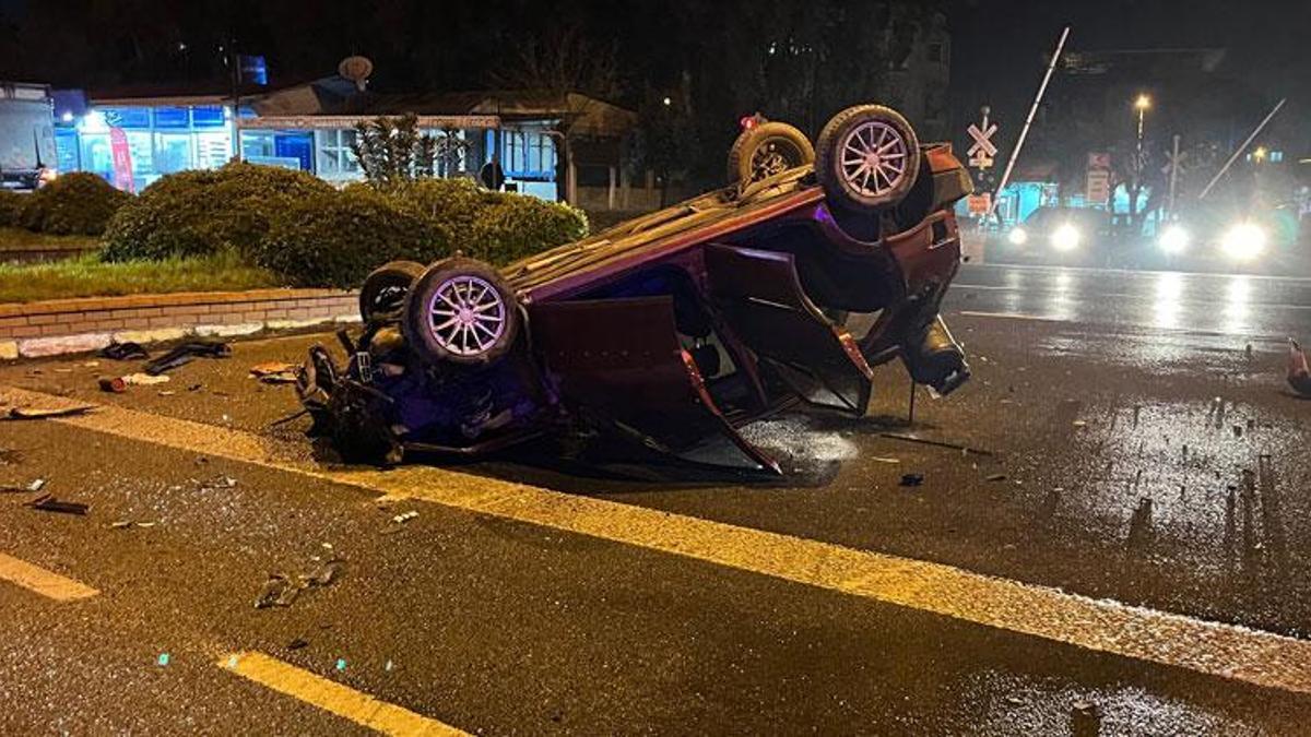 Aydın'da kontrolden çıkarak trafik ışıklarına çarpıp takla atan otomobildeki 2 kişi yaralandı