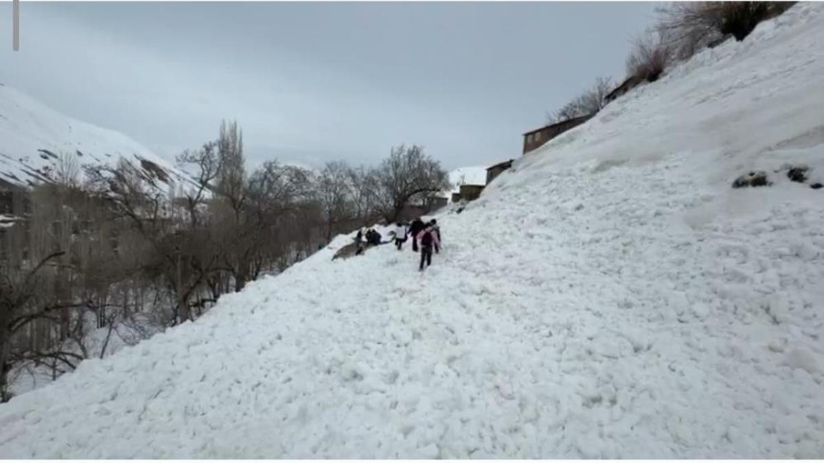 Bahçesaray'da yola çığ düştü! Ekipler harekete geçti