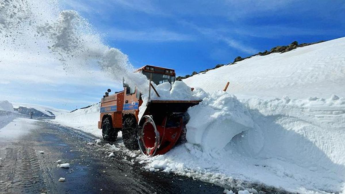 Ardahan'da 3 aydır kapalı olan karayolu ulaşıma açılıyor! Ekipler 2581 rakımda karla mücadele ediyor