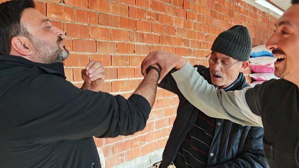 Kurban Bayramı'na yaklaşık 2 ay kala kurban pazarlıkları başladı! Vatandaşın çiftlik sahibi ile yaptığı pazarlık renkli görüntüler oluşturdu