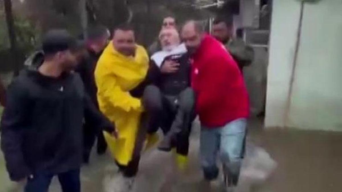 Reyhanlı'da suların yükseldiği evinde mahsur kalan felçli adamın yardımına Kızılay ekipleri yetişti