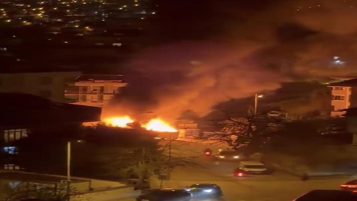 Üsküdar'da geceyi alevler sardı: İşçi konteyneri kül oldu!