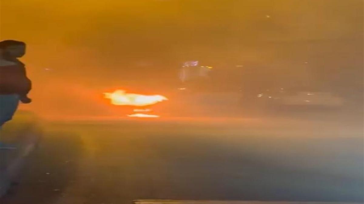 Alevler bir anda yükseldi: Küçükçekmece'de otomobil küle döndü