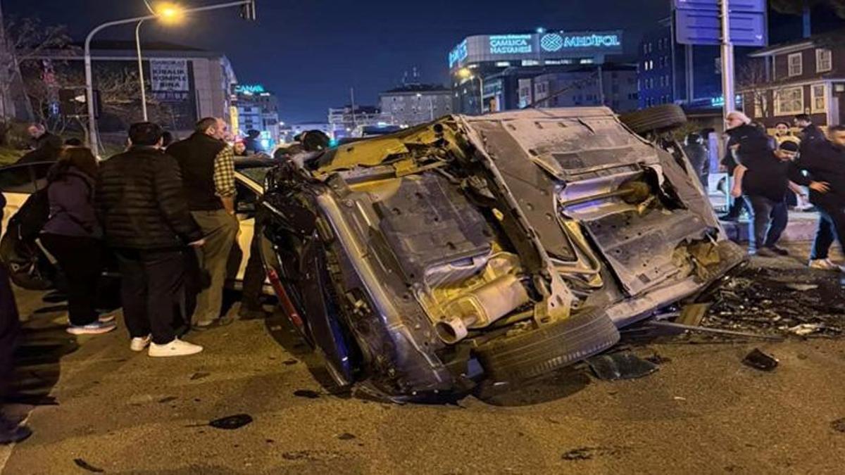 Üsküdar'da feci kaza! Kafa kafaya çarpıştılar: Yaralılar var