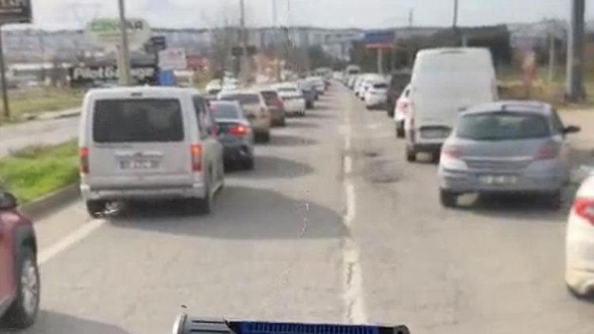 Diyarbakırlı sürücülerden örnek hareket: İtfaiye ekiplerine ‘fermuar’ sistemiyle yol verdiler