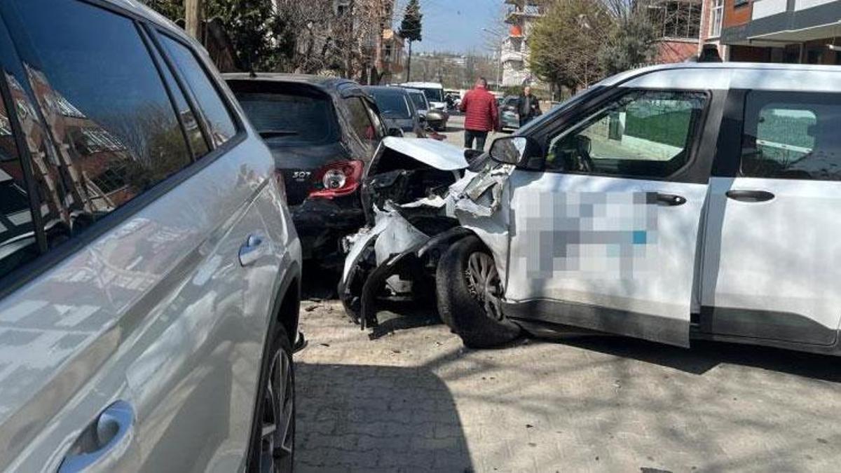 Kırklareli'nde ticari araç park halindeki otomobillere çarptı