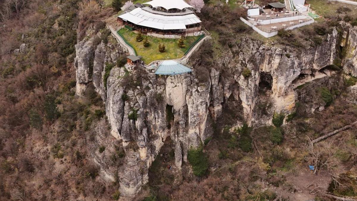 21 yaşındaki üniversite öğrencisi, 80 metre yüksekliğindeki cam terastan atladı