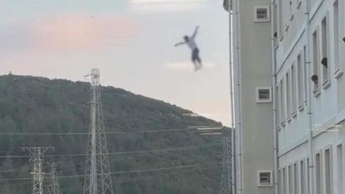 Muğla Menteşe'de korku dolu anlar: Yurdun camına çıkan genç hava yastığına atladı