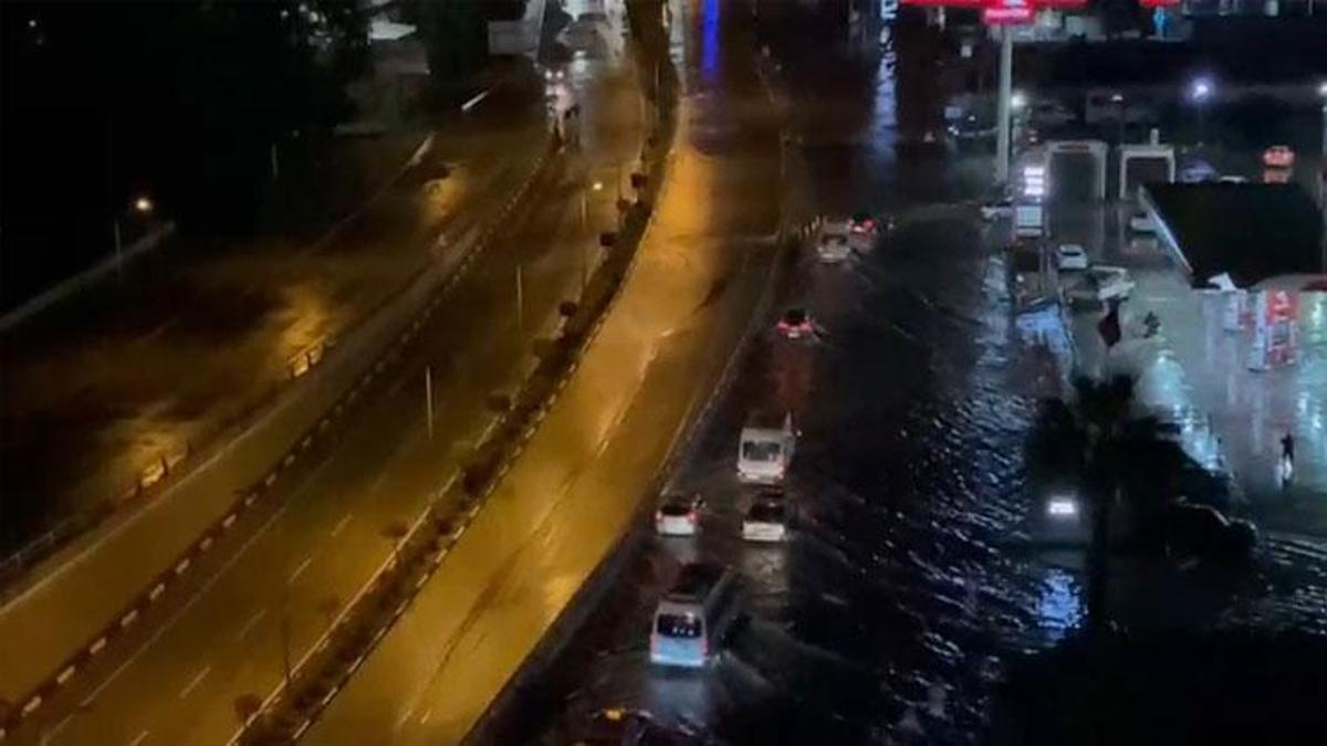 İskenderun'da sağanak; cadde ve sokaklar göle döndü