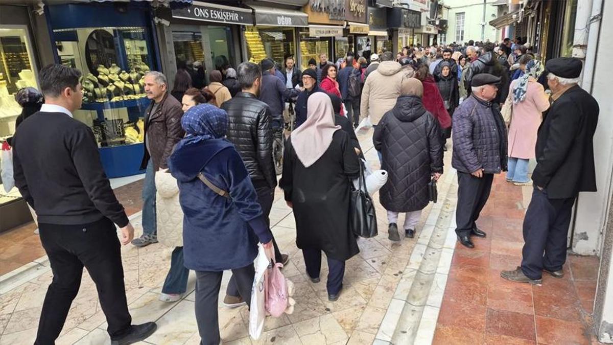 Eskişehir'de fiyatlar dibi gördü! Vatandaşlar ucuza almak için akın etti