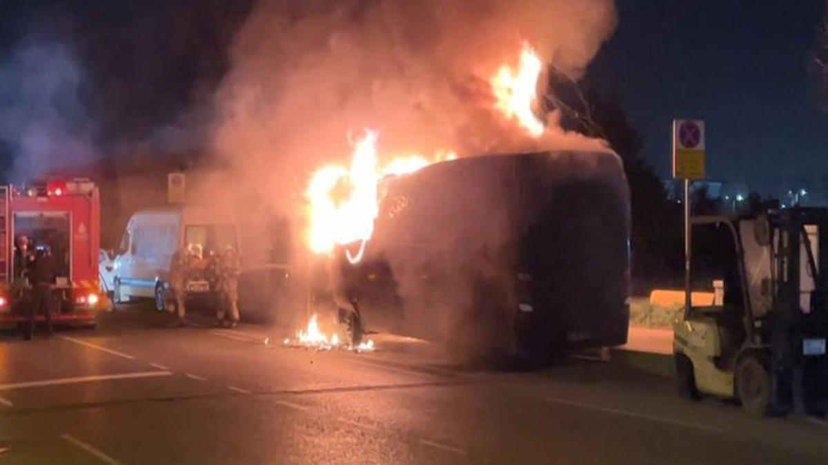 Kağıthane'de korku dolu anlar! Servis aracı alev alev yandı