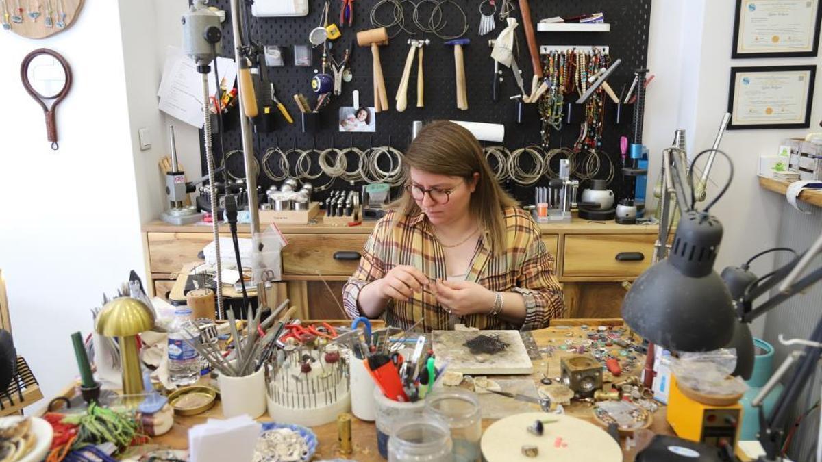 Geleneksel zanaate kadın eli değdi: 14 yıllık meslek hayatını bir kenara bırakıp bu işe başladı!