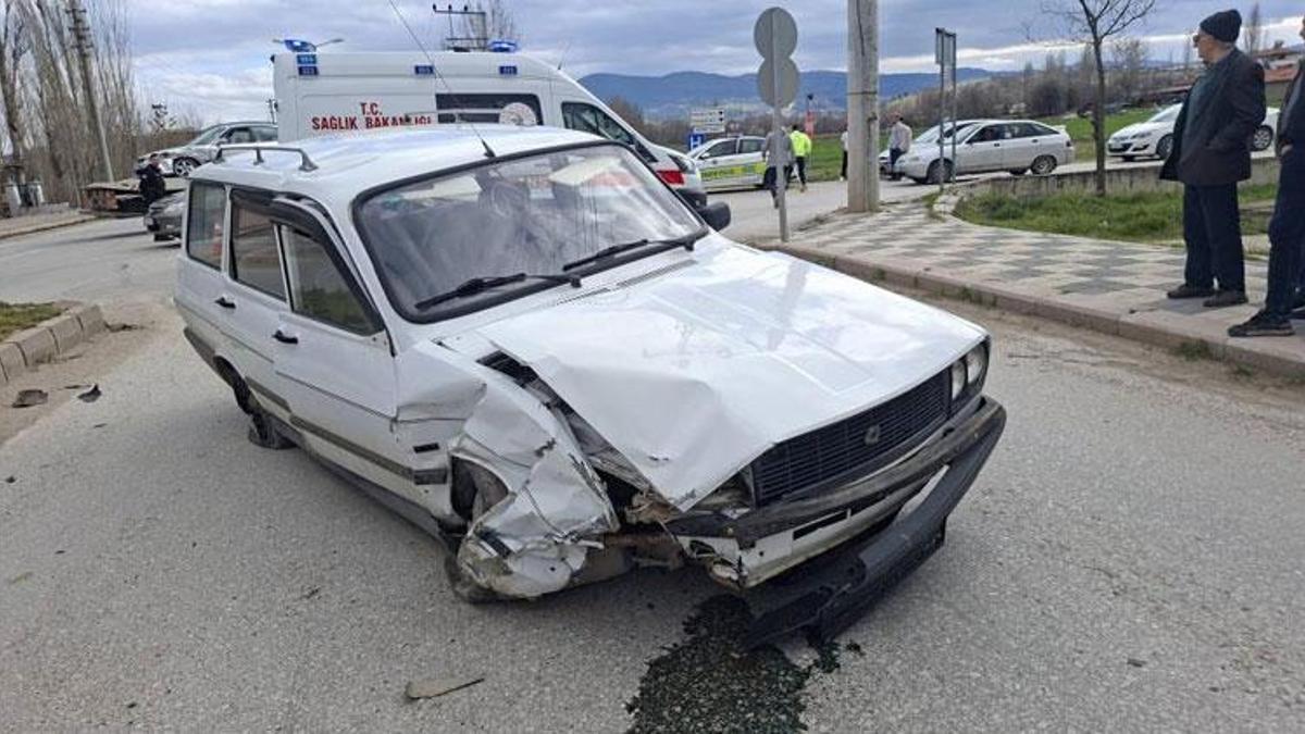 Kütahya'da iki otomobil çarpıştı 2 kişi yaralandı
