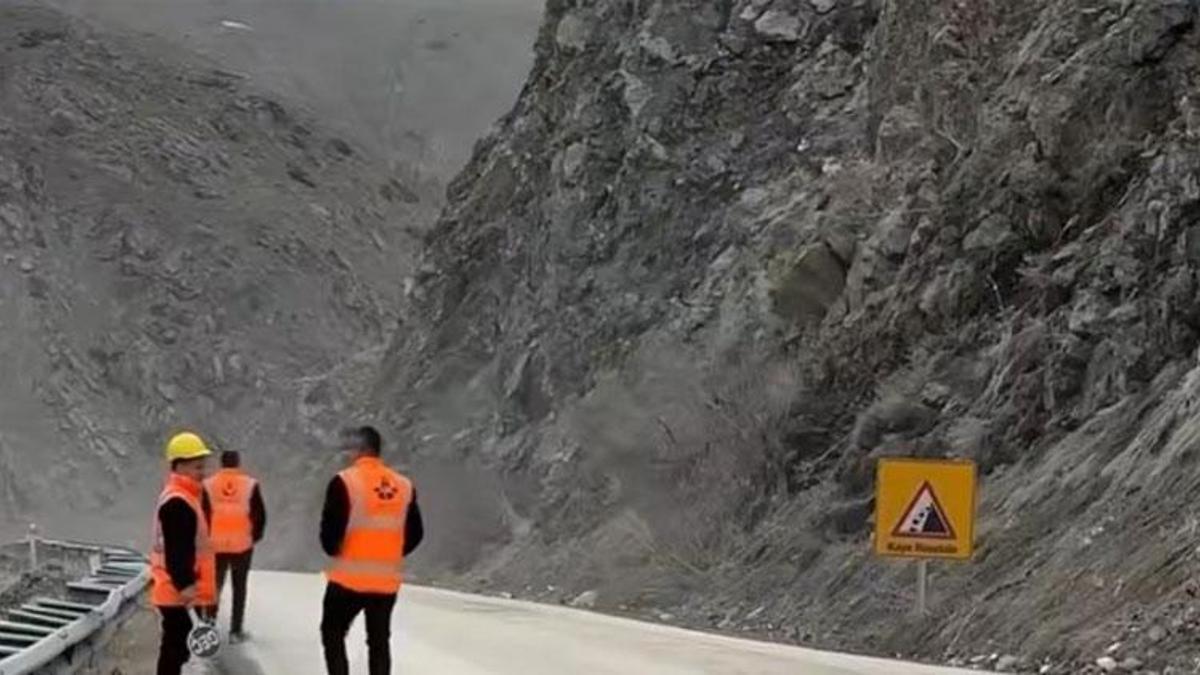Van-Yüksekova kara yolu heyelan riski nedeniyle gece trafiğe kapatılacak