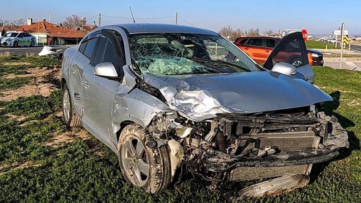 Aksaray-Konya kara yolunda otomobil tali yoldan çıkan araçla çarpıştı