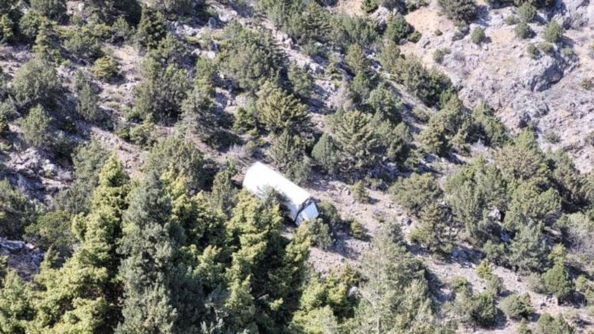 Erzincan’da freni patlayan kamyon uçuruma yuvarlandı