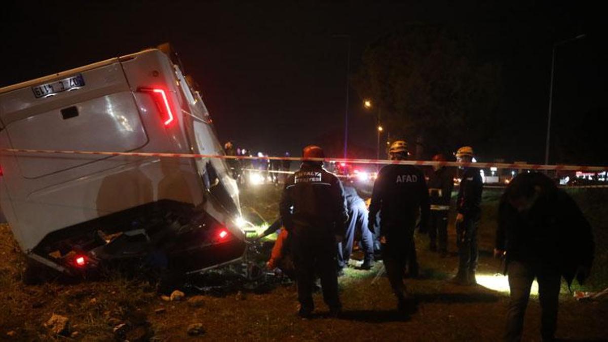 Antalya Döşemealtı’da servis midibüsü devrildi: 16 infaz koruma memuru yaralı