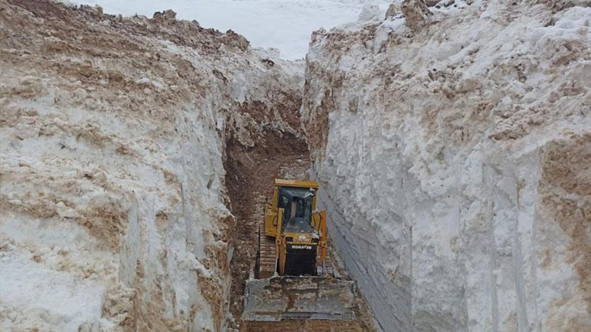 Hakkari Yüksekova’da 8 metrelik karda zorlu mücadele: İş makinesi karlar içinde kayboldu