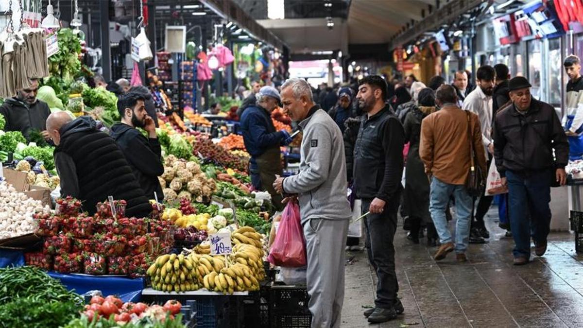 Şanlıurfa’da 250 TL'den 100 TL'ye düştü, pazarda görenler poşet poşet aldı