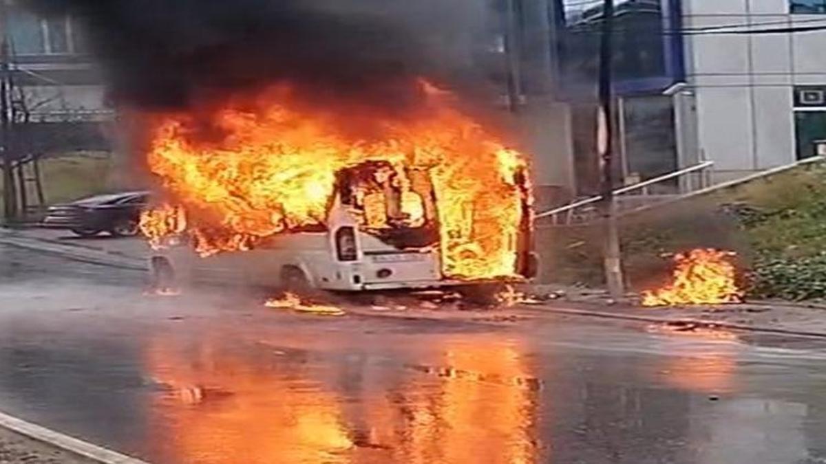 Seyir halindeki servis aracı alev alev yandı