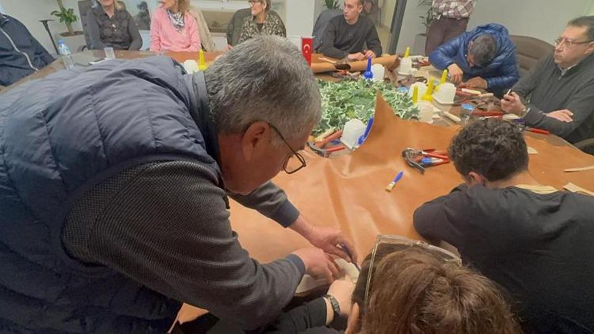 Hem zanaat hem kazanç kapısı! Marmaris'te sandalet ustalığı eğitimi başladı