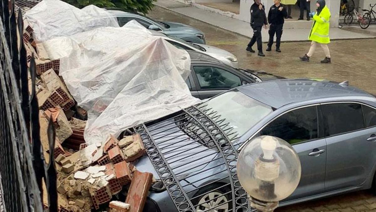 Aydın Efeler'de istinat duvarı çöktü; 4 otomobil hasar gördü