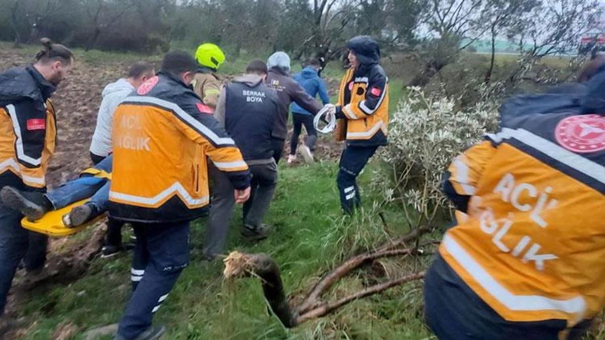 Havran’da kontrolden çıkan otomobil zeytinliğe savruldu