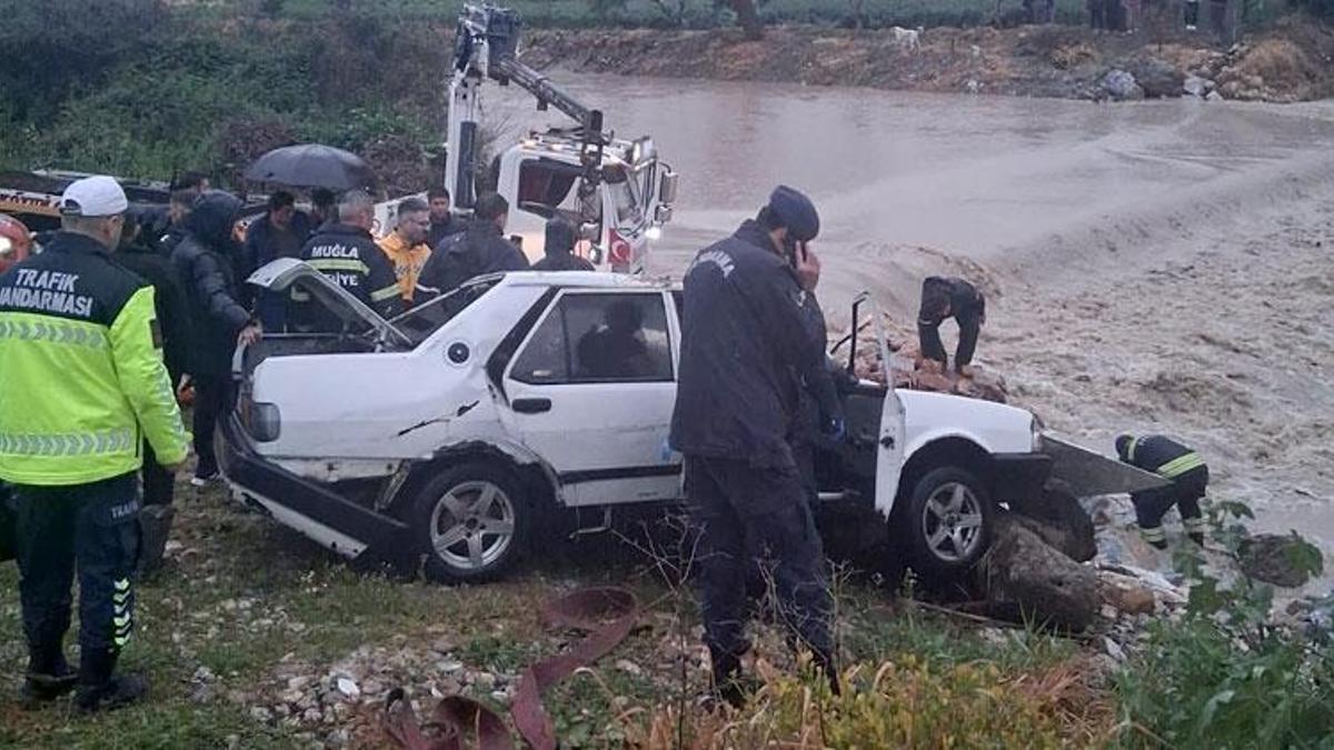 Milas’ta otomobil sel sularına kapıldı, 1 kişi hayatını kaybetti
