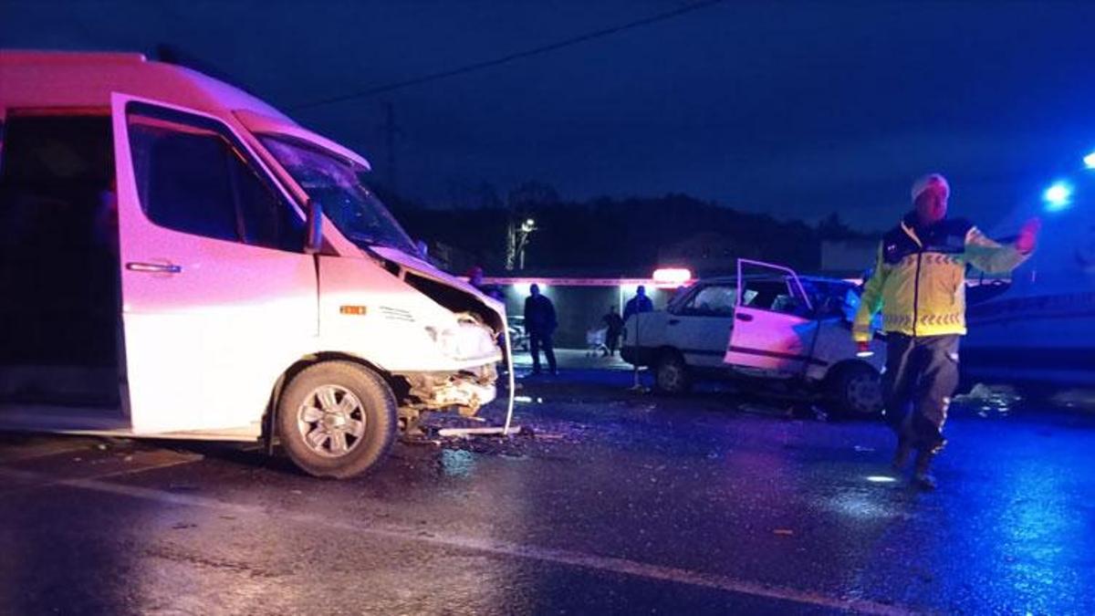 Ereğli'de servis minibüsü ile otomobil çarpıştı 7 kişi yaralandı