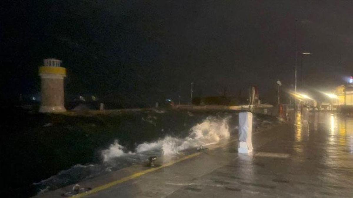 Marmaris’te şiddetli fırtına ilçe genelinde etkili oluyor