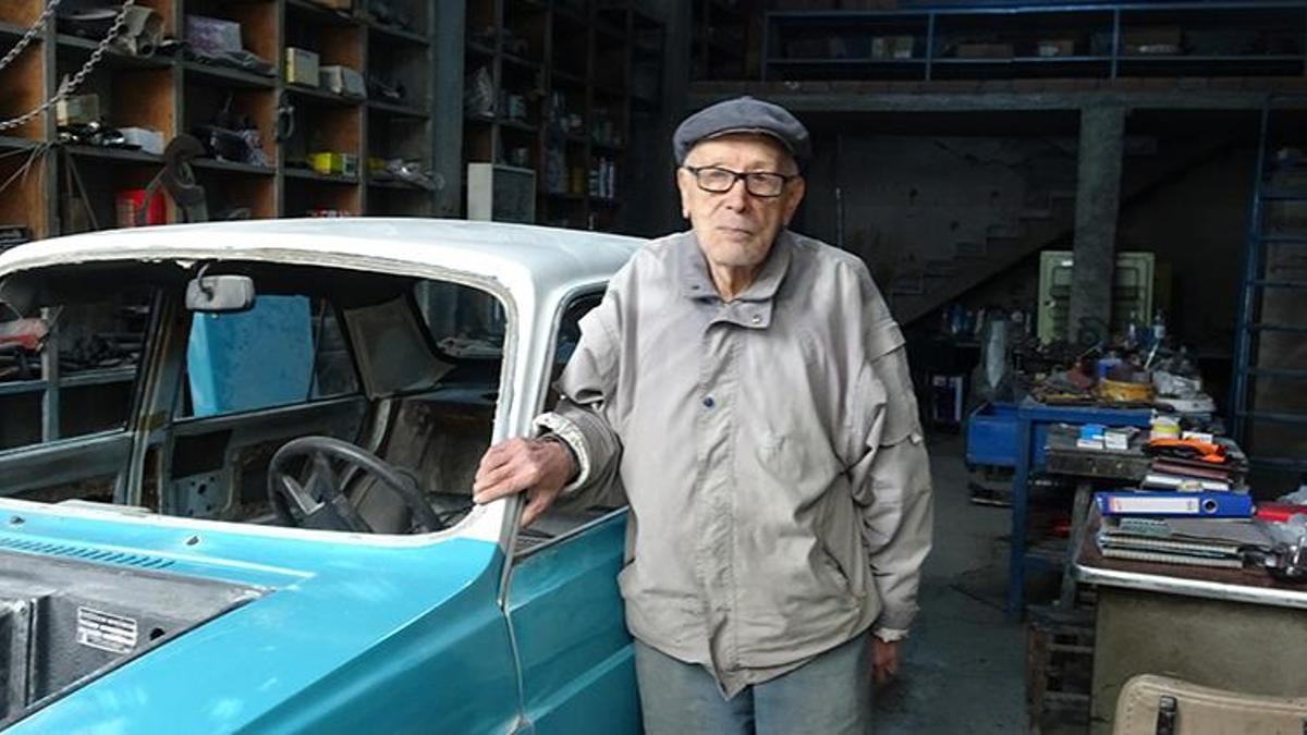 Düzceli 'Anadol Suat' meslekte 76 yılı devirdi! Anadol araçlara yeniden hayat veriyor