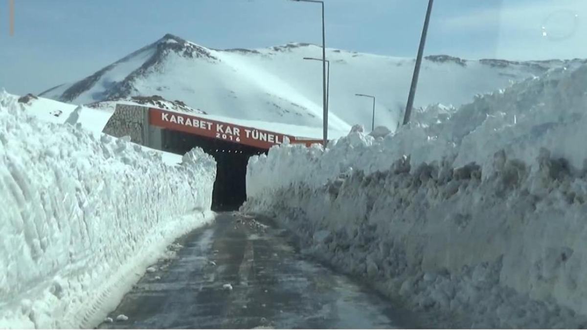 Türkiye'de kar rekoru! Bu ilçede kar kalınlığı 4 metreye yaklaştı, ulaşım başka bir bölgeden yapılıyor