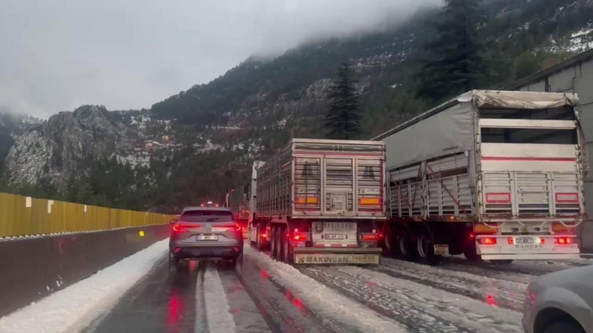 Adana'da dolu ulaşımda aksamalara neden oldu