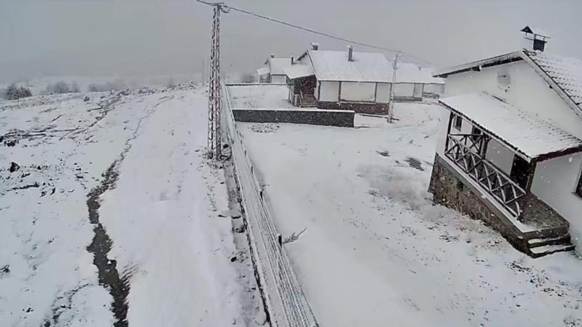 Ankara'nın yüksek kesimlerine kar yağdı