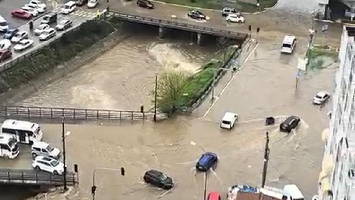 Adana'da yağmur hayatı felç etti! Dereler taştı, yollar göle döndü