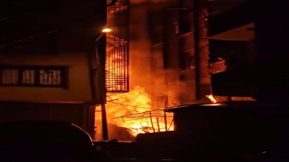 Bahçelievler'i alevler sardı: Hurdalıktan binaya sıçradı!