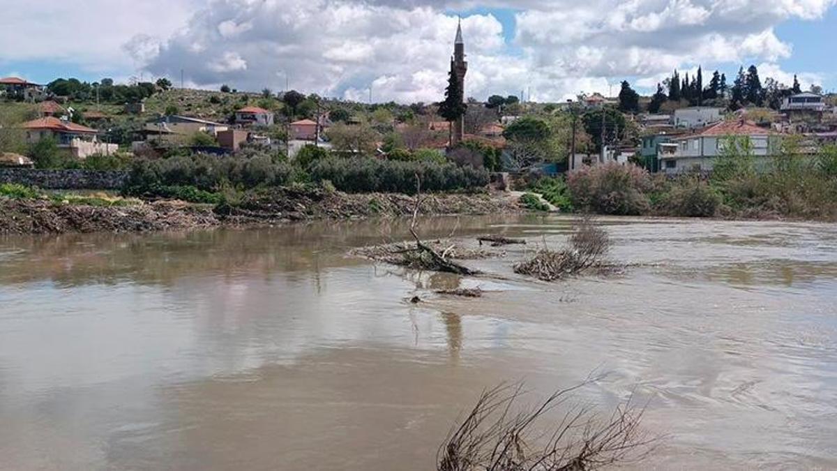 Görenler İnanamadı! Aydın'daki tarihi köprü sular altında kaldı