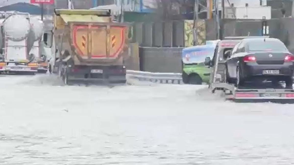 İstanbul’da şiddetli yağış! Her yer göle döndü, araçlar yolda kaldı