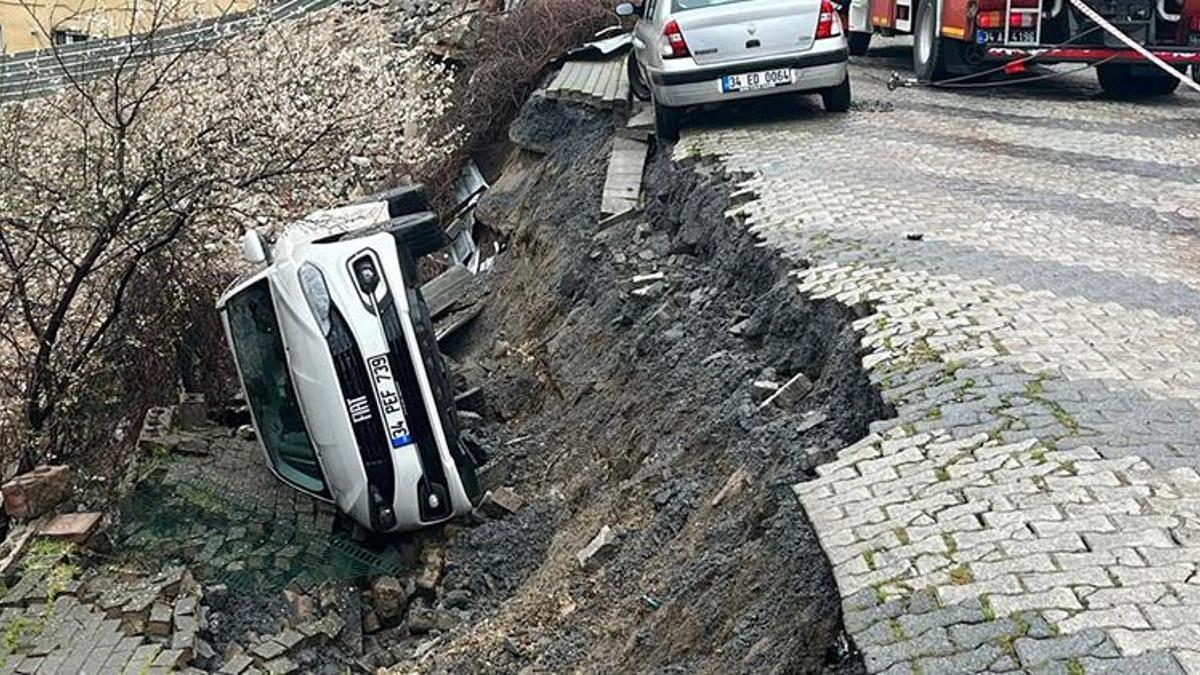 İstanbul'da yürekleri ağza getiren olay! Yol çöktü, araç çukura düştü