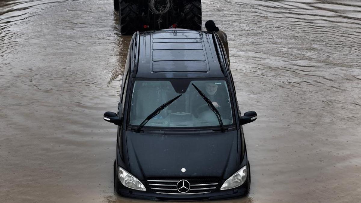Yol göle döndü! Mahsur kalan aracını bırakmadı