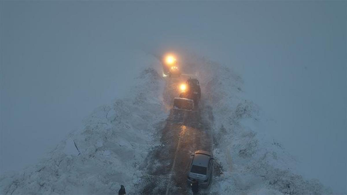 Kışın yağmayan kar baharda yağdı: Resmen beyaz duvarlar oluştu, görüntüler Rusya'dan değil!