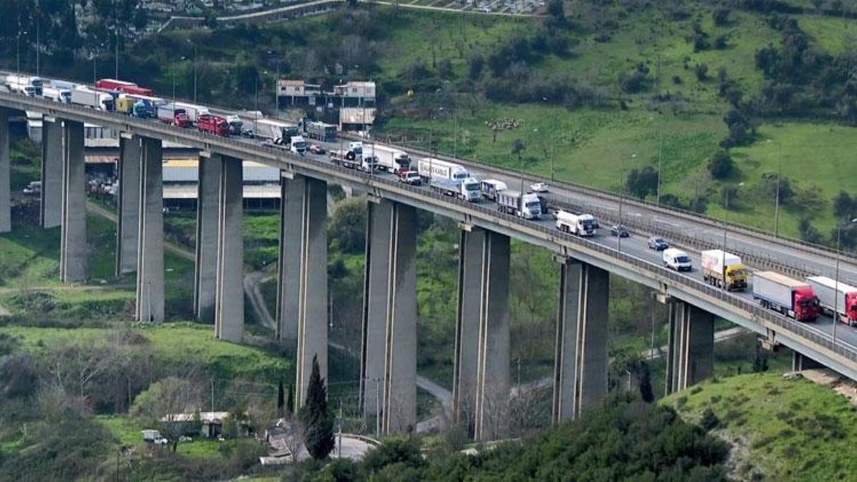Kocaeli’de TEM Otoyolu’nda 2 TIR ve 2 otomobil çarpıştı; araç kuyruğu dron kamerasında