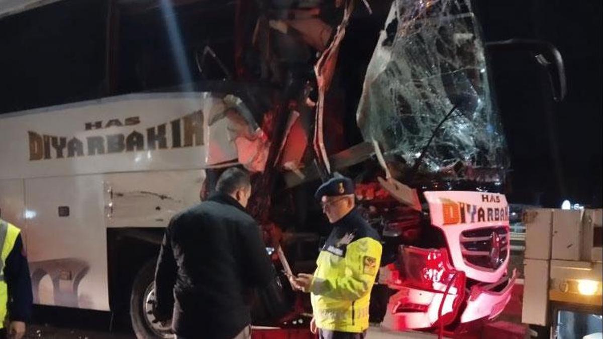 Kuzey Marmara Otoyolu'nda yolcu otobüsünün önündeki tıra çarptığı kazada 10 kişi yaralandı